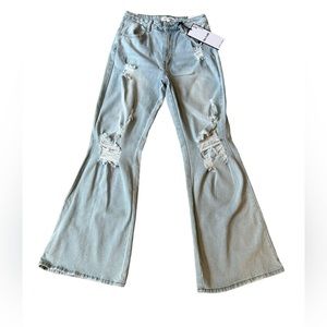 Almost Famous Juniors Size 5 90s Flair Light Wash Distressed Jean